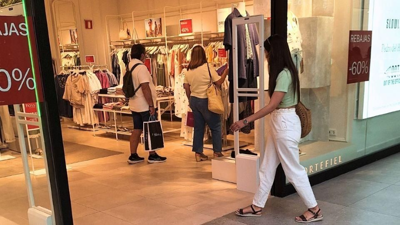 Clientes de compras por el centro comercial Jaén Plaza.