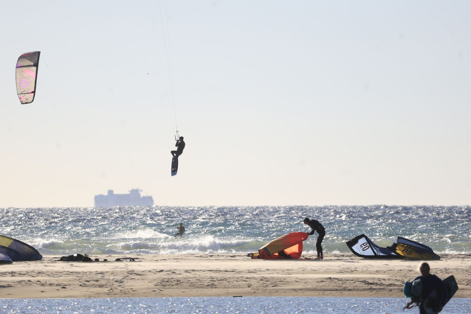 Deportistas hacen kitesurf durante el Día de Reyes.