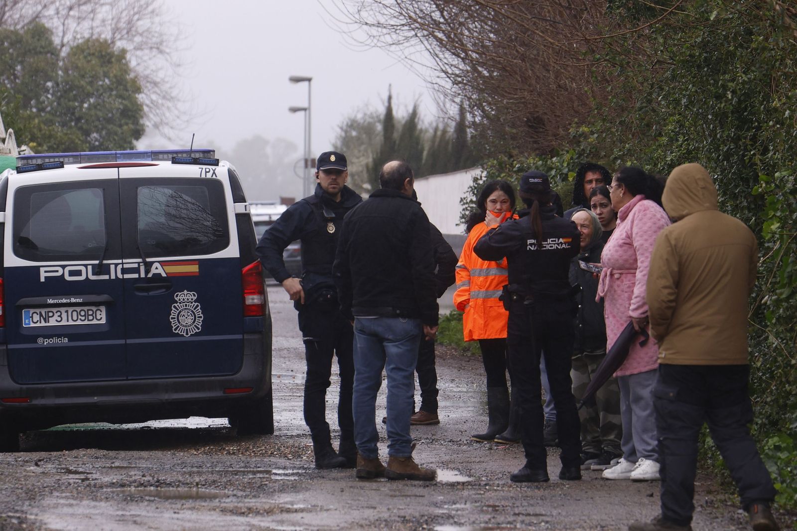 Los vecinos de Guadalvalle desalojan sus parcelas por la crecida del Guadalquivir, en imágenes