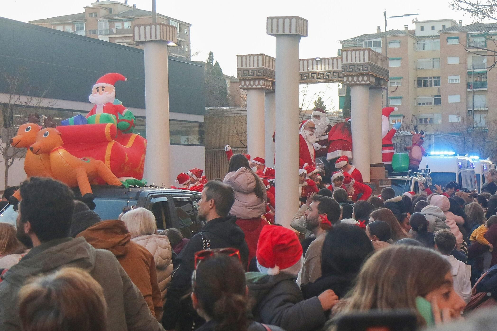 Las mejores imágenes de la cabalgata de Papá Noel en Granada