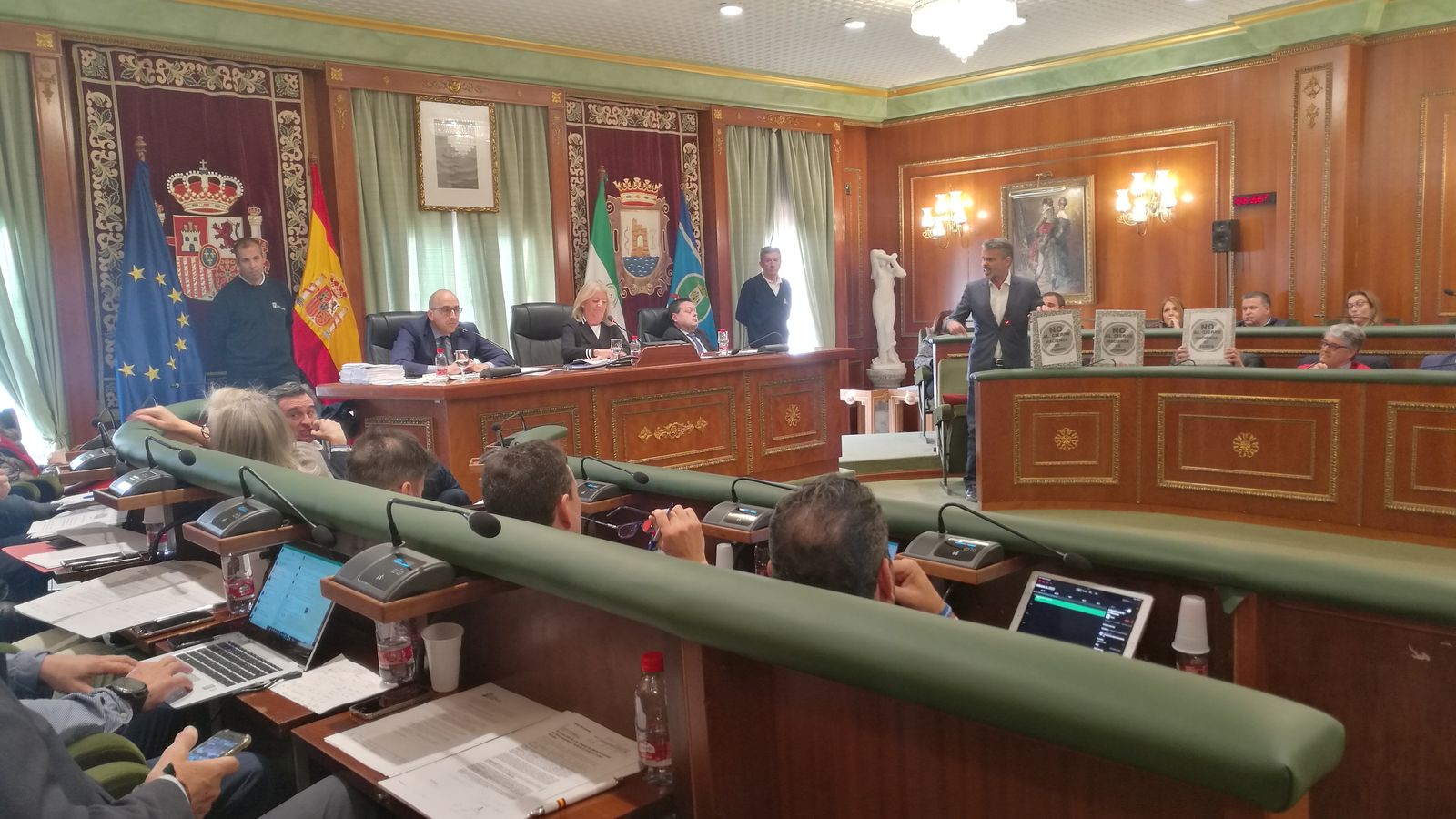 El grupo socialista muestra las firmas recogidas contra el cierre de Hacienda de Toros en 2010.