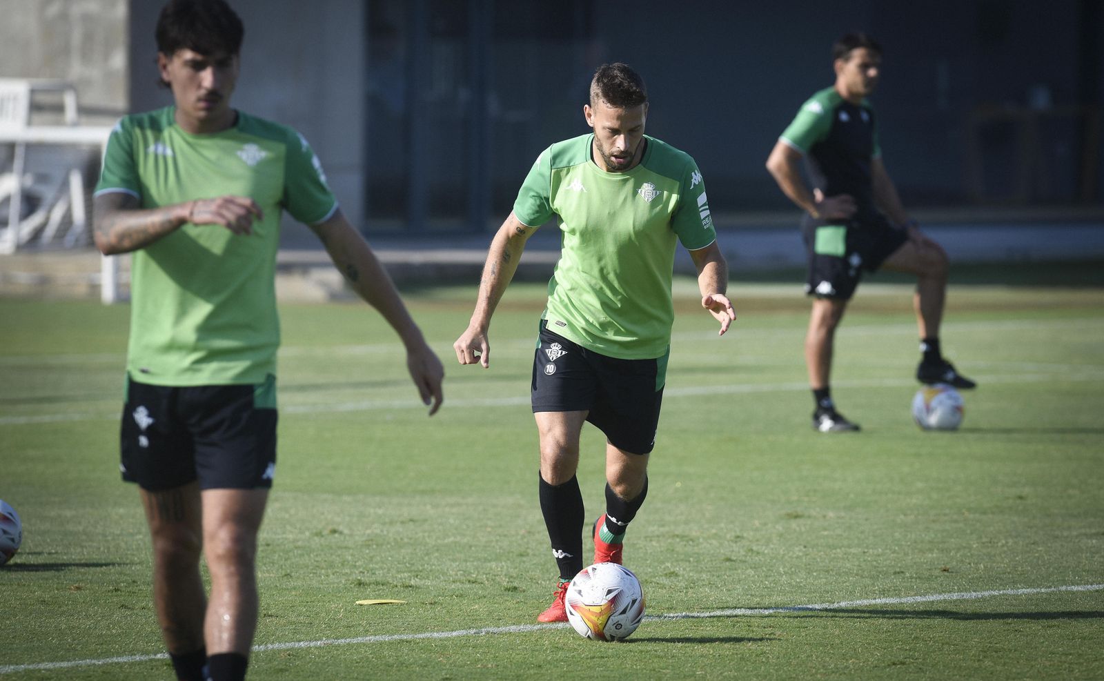 Canales conduce el balón en un entrenamiento.