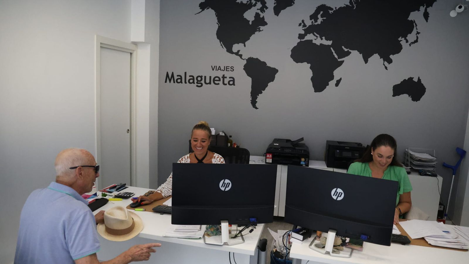 Jubilado ultimando los detalles de su viaje con el Imserso.