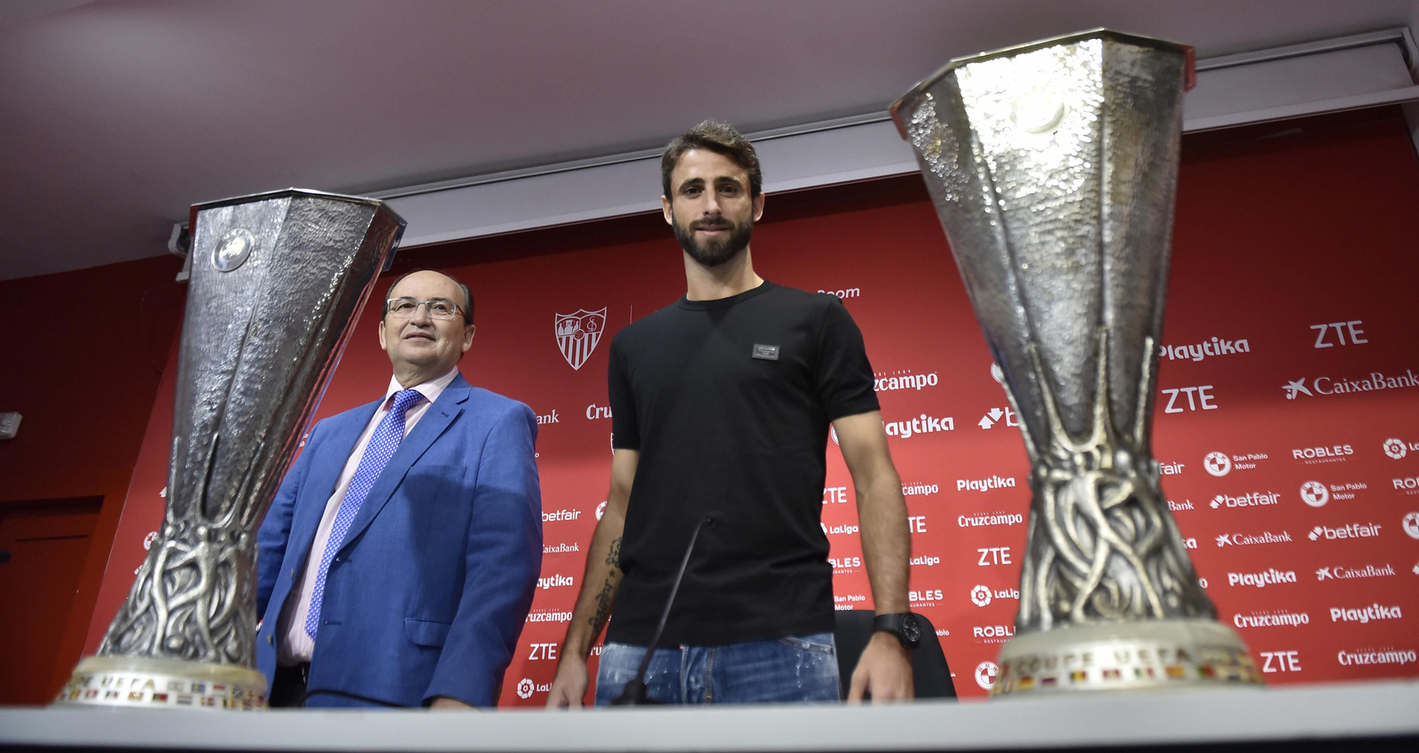 Las imágenes de la emotiva despedida de Nico Pareja del Sevilla