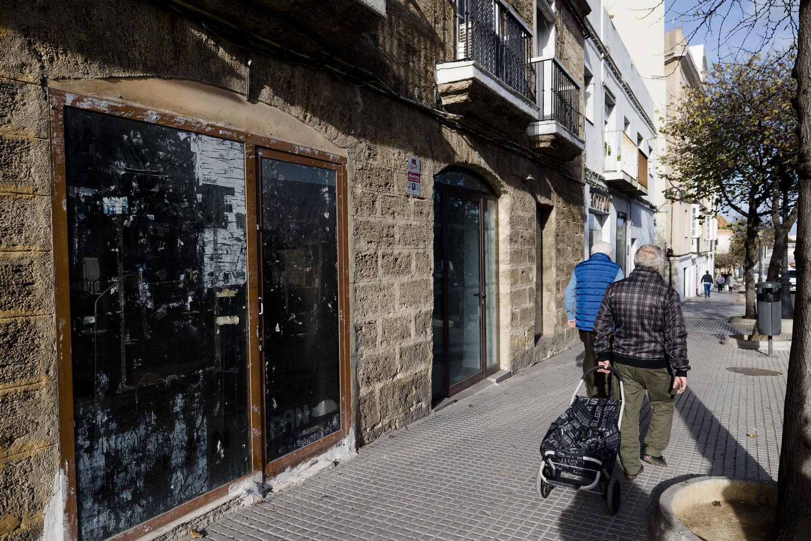 Varios locales cerrados en la Cuesta de las Calesas.