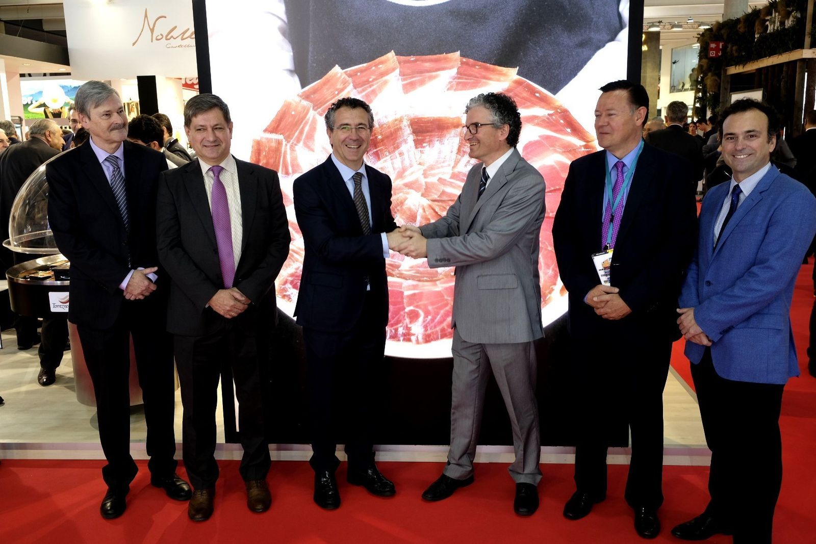 Eduardo Baamonde estrechando la mano a Alberto Jiménez.