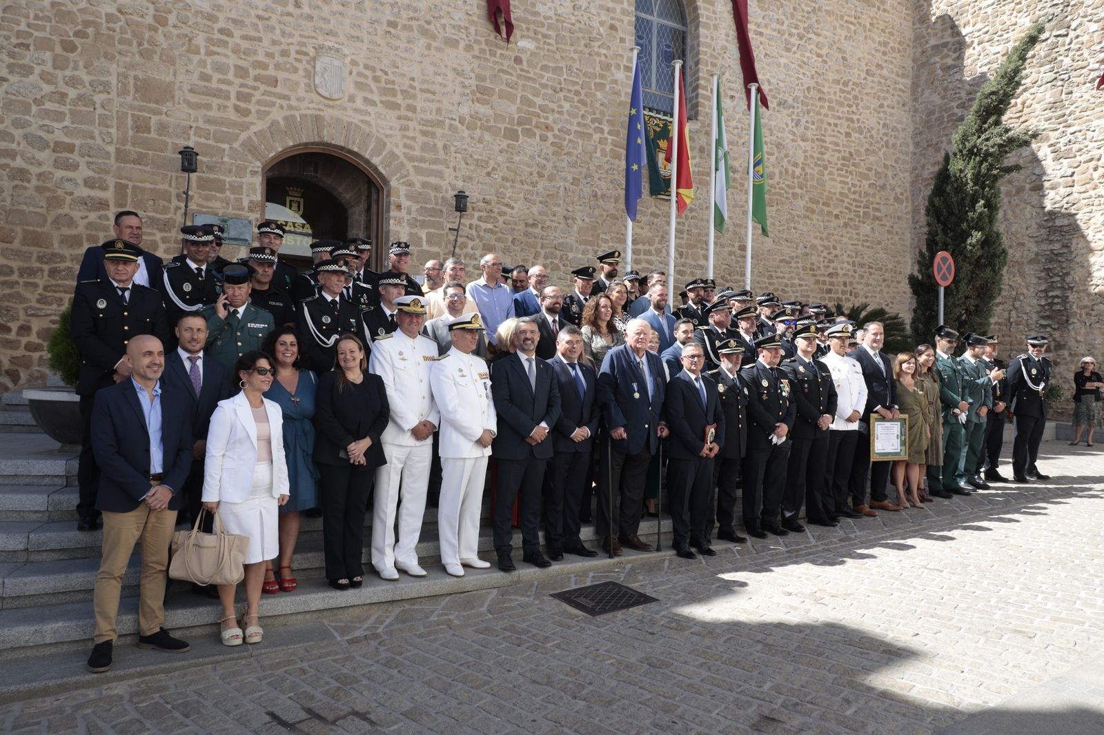 Foto de familia de la festividad del Santo Ángel de la Guarda, Patrón de la Policía Local, en el Palacio Municipal Castillo de Luna de Rota.