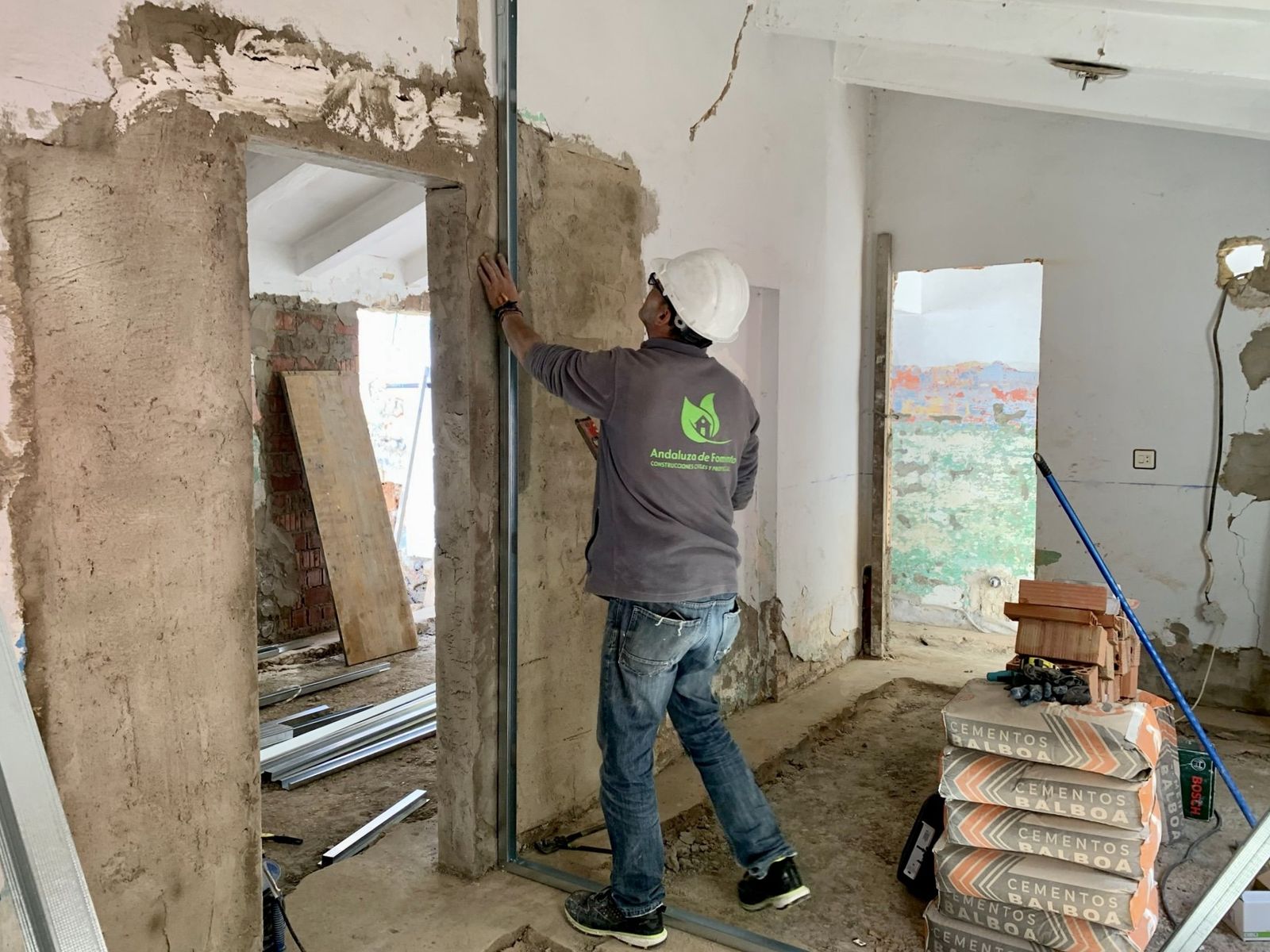 Obras de rehabilitación de viviendas en la barriada de Pérez Cubillas en Algeciras.