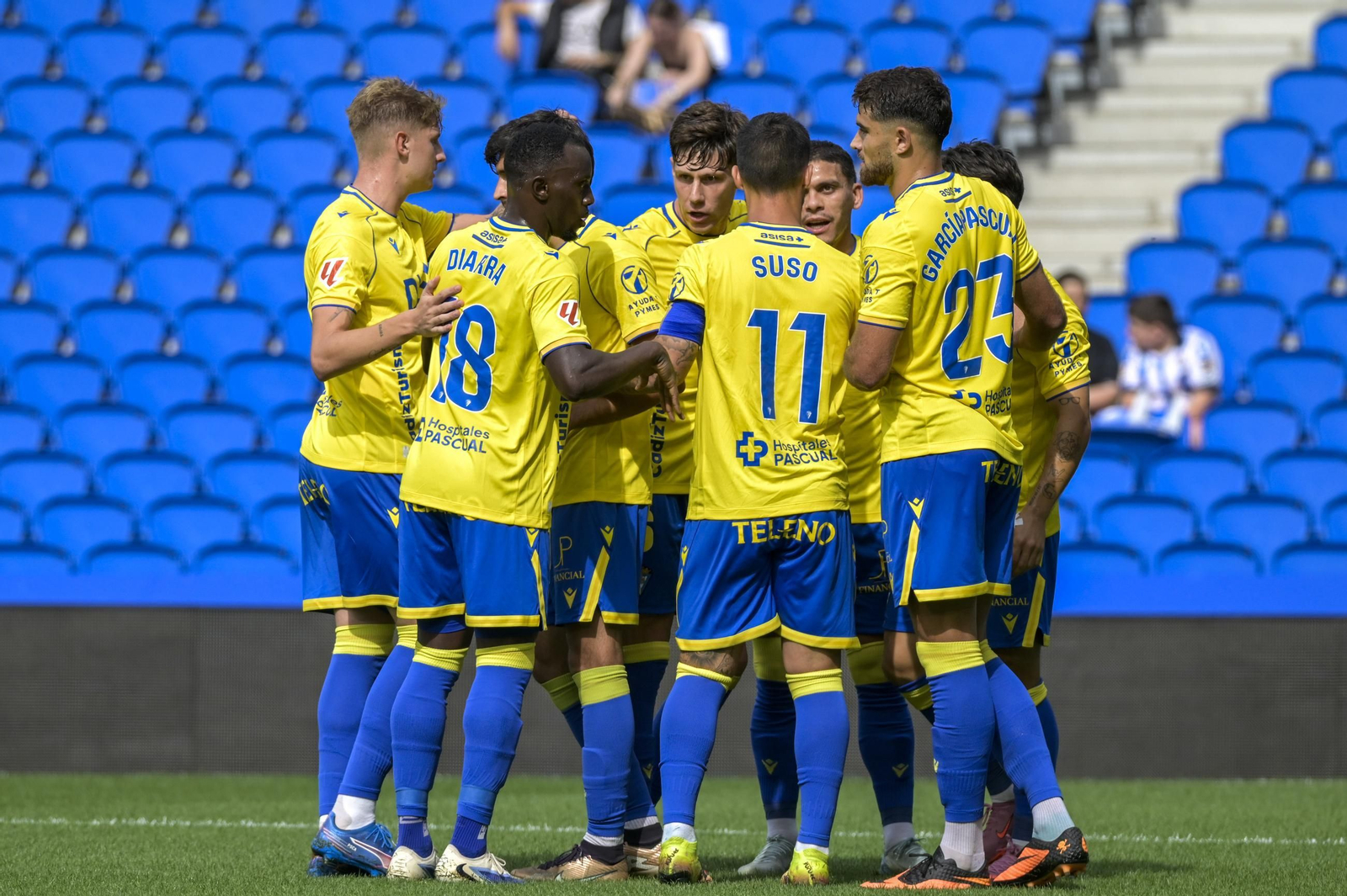 Jugadores del Cádiz celebran el primer gol ante la Real Sociedad B.