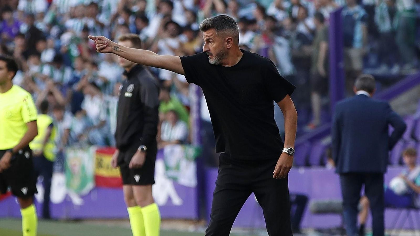 Ania corrige la posición a sus jugadores en un partido del Córdoba CF de esta temporada.