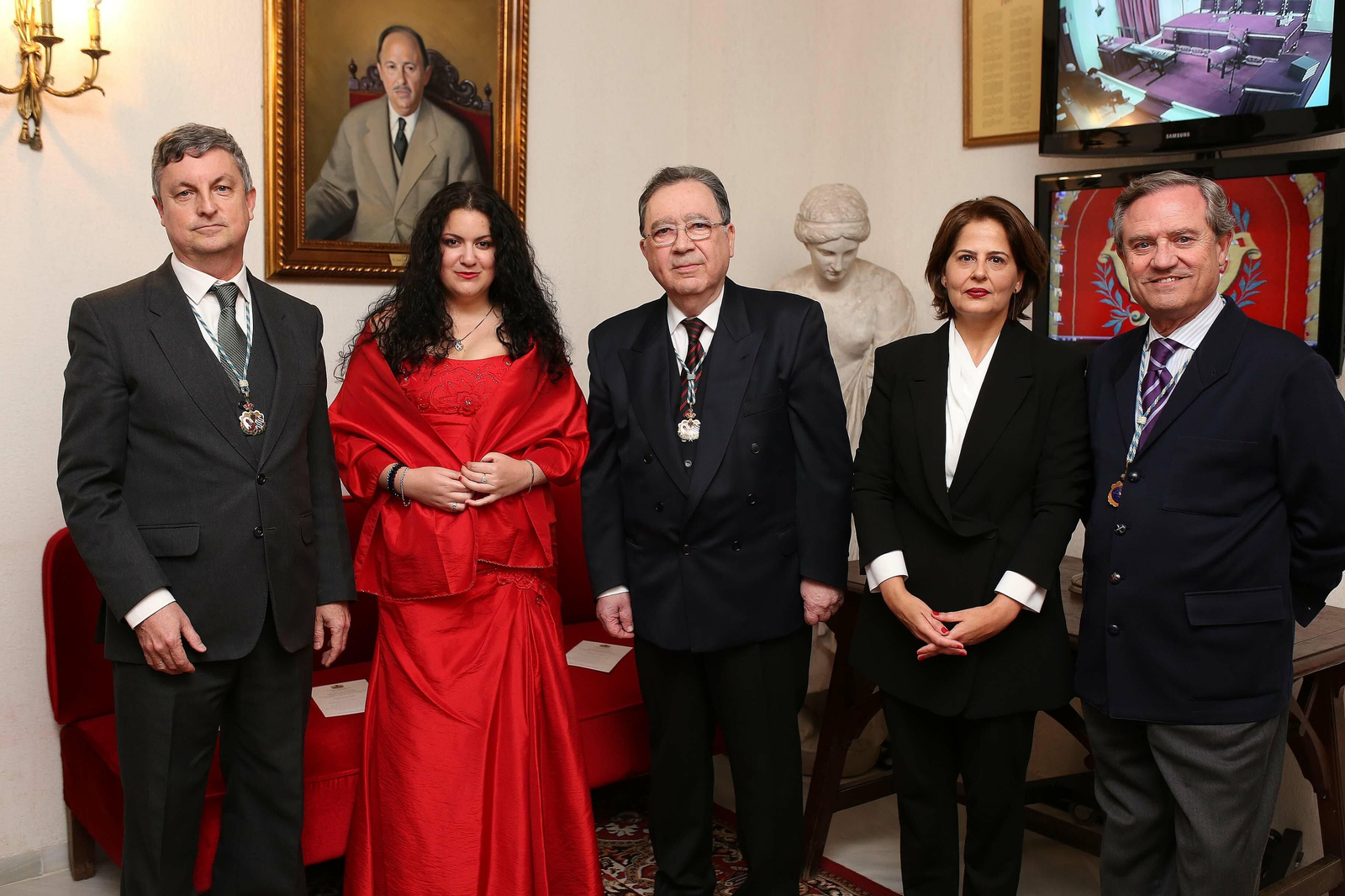 Artistas, benefactores y miembros de la Academia ayer antes del acto.