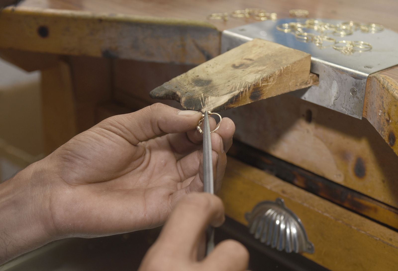 Un joyero trabaja una pieza en su taller de Córdoba.