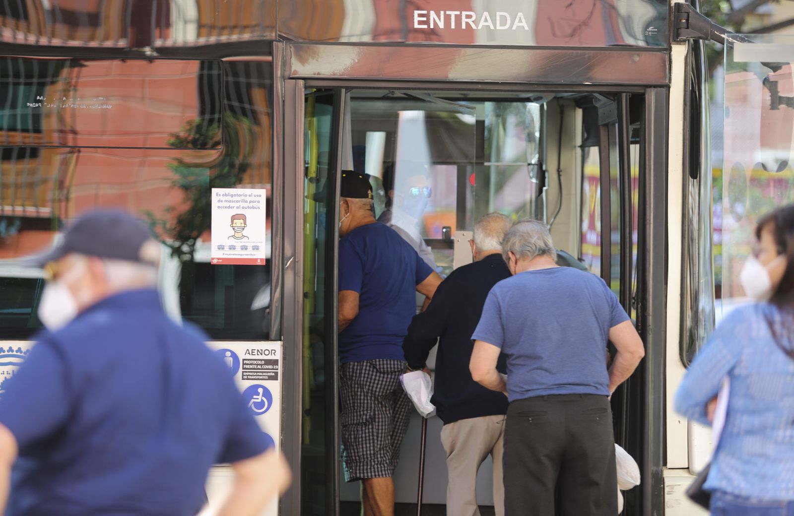 Viajeros se suben a uno de los autobuses de la EMT de Málaga.