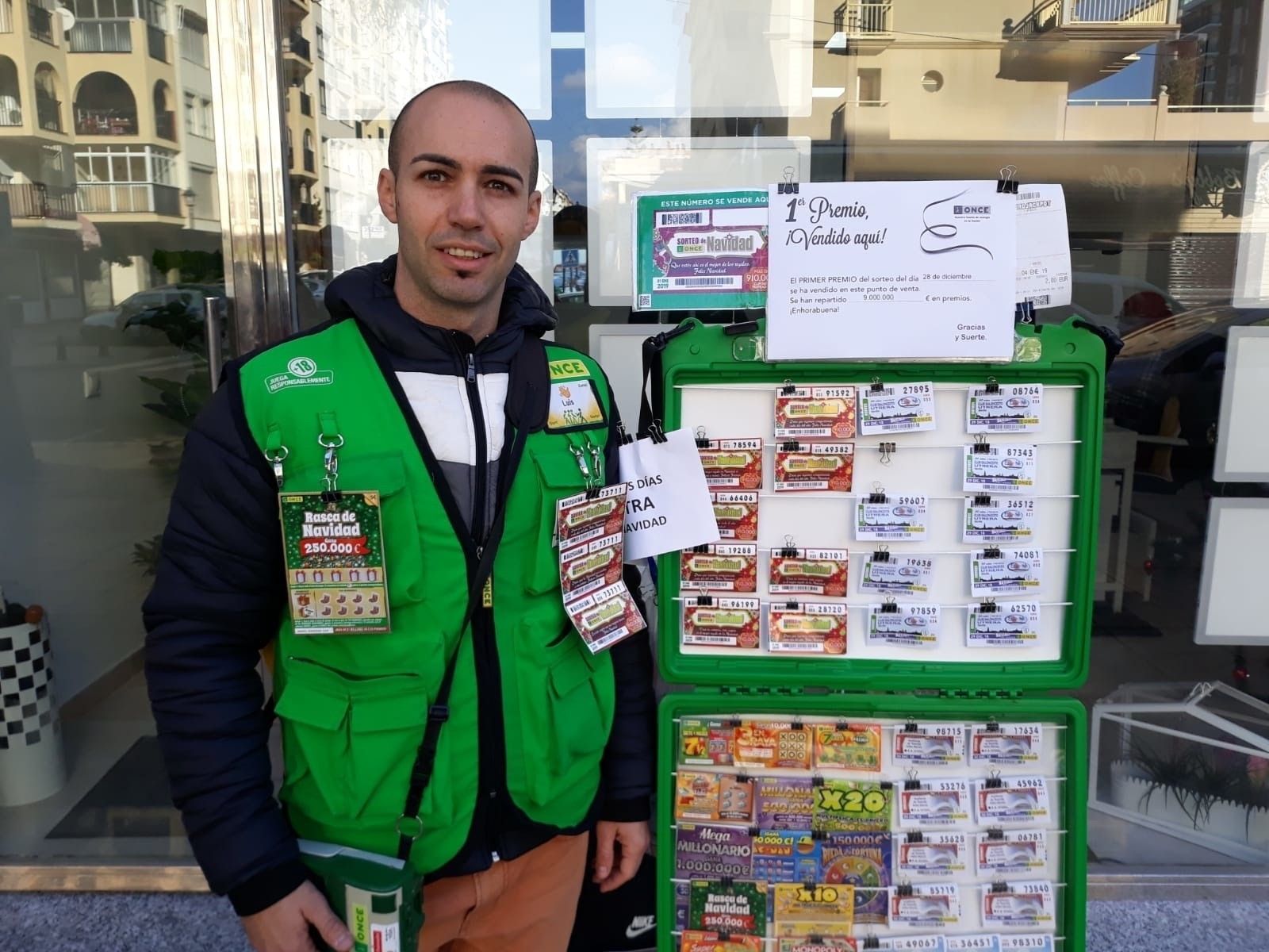 El vendedor Luis Pino Fernández junto a su puesto.