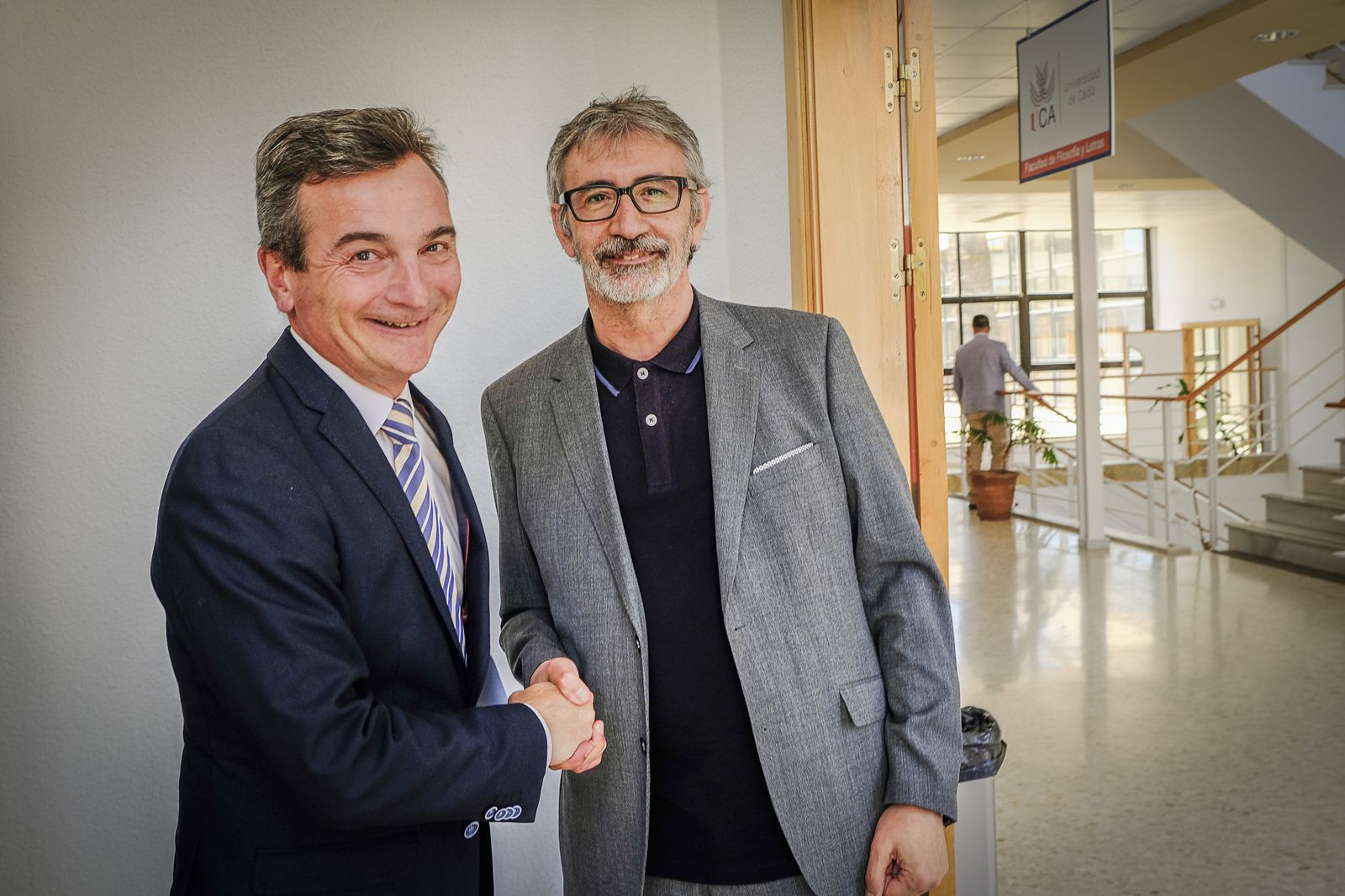 Eduardo González Mazo y Paco Piniella estrechan sus manos, tras uno de los últimos actos públicos del primero.