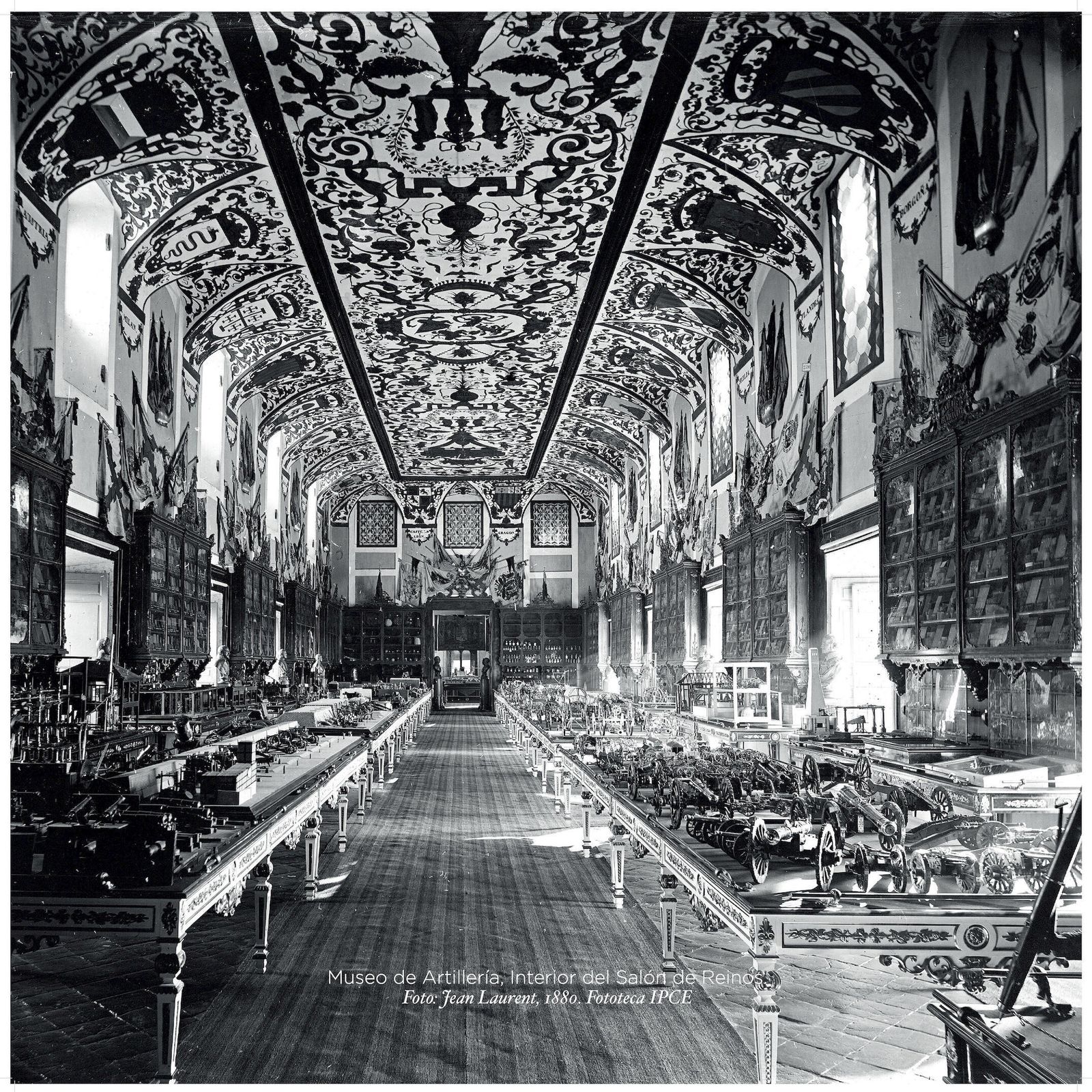 Museo de Artillería. Interior del Salón de Reinos. Foto: Jean Laurent, 1880. Fototeca IPCE.