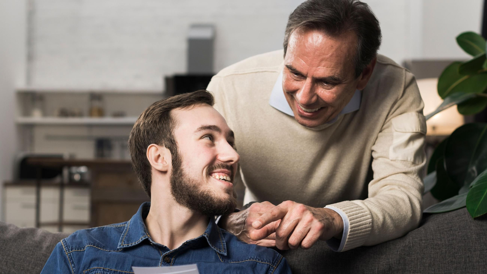 Los jóvenes avalados por sus progenitores para comprar su vivienda habitual en Andalucía están exentos del pago del impuesto de donaciones.