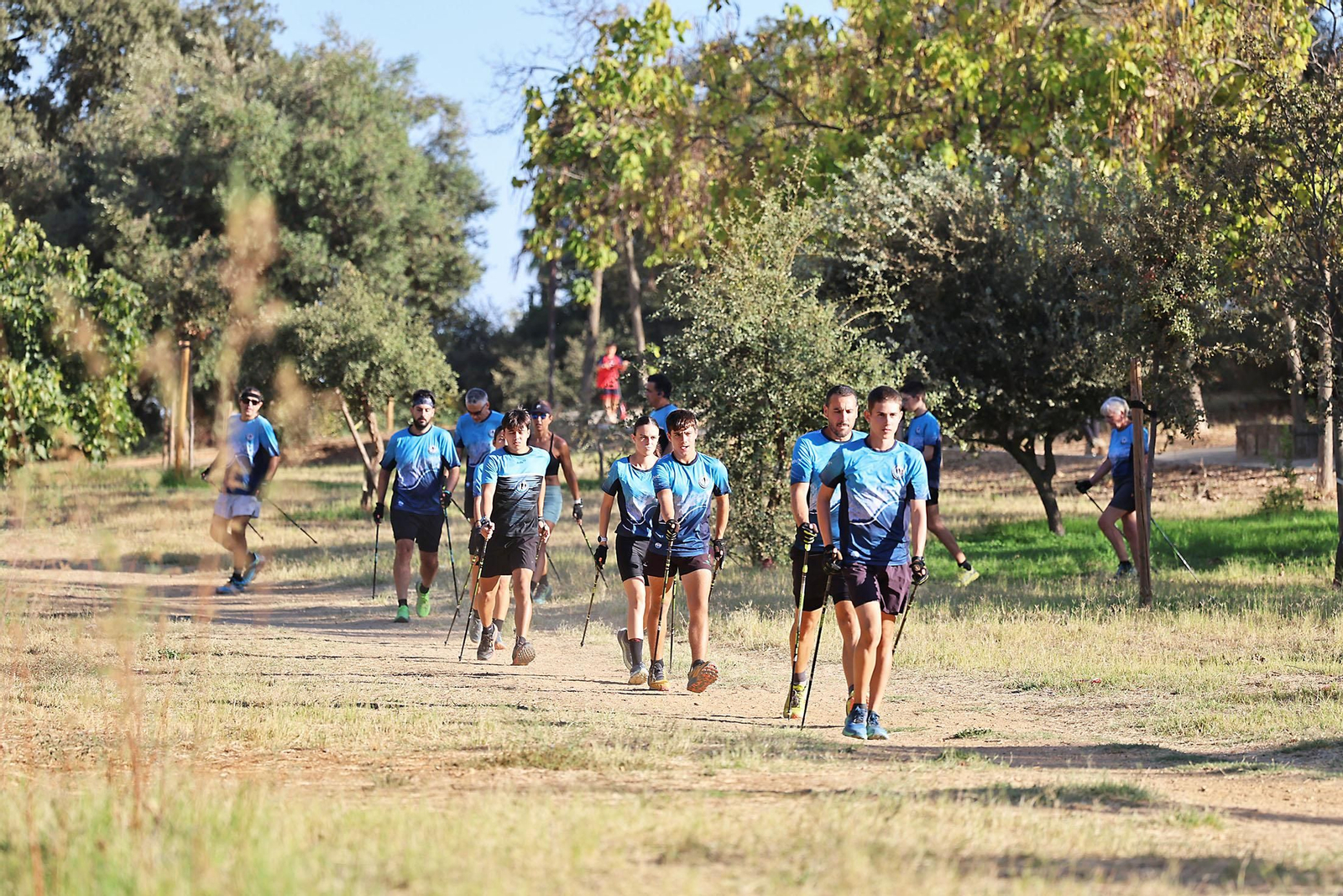 Imágenes de un entrenamiento de marcha nórdica del CD Multideportes