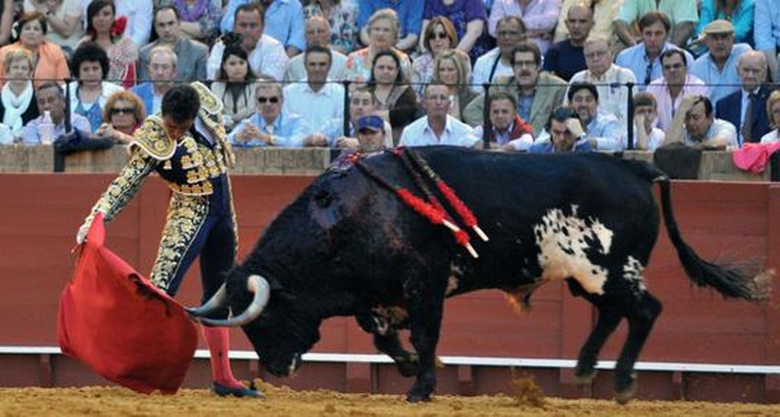 El Fandi rozó el triunfo ante Manuel Díaz 'El Cordobés' y Francisco Rivera Ordóñez. Discreta corrida en la que se torearon astados de la ganadería de Torrestrella. 

Foto: Manuel Gómez