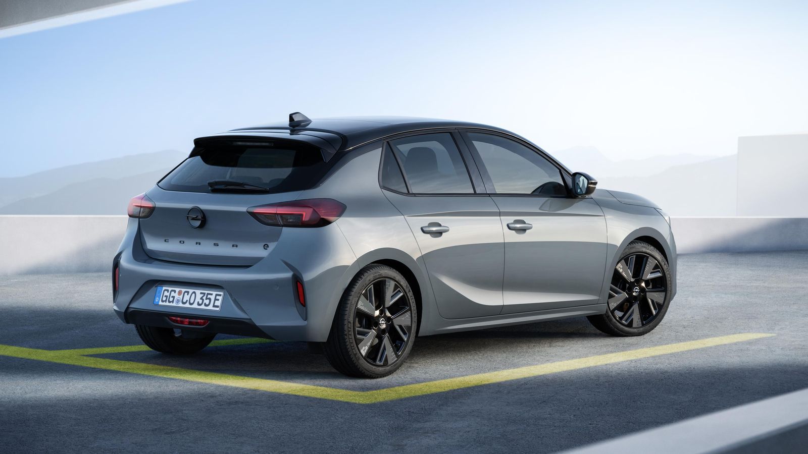 Todos los Corsa, incluida su nueva versión eléctrica, cuentan ahora con el nombre del modelo en el centro del portón trasero. Todos los Corsa, incluida su nueva versión eléctrica, cuentan ahora con el nombre del modelo en el centro del portón trasero.