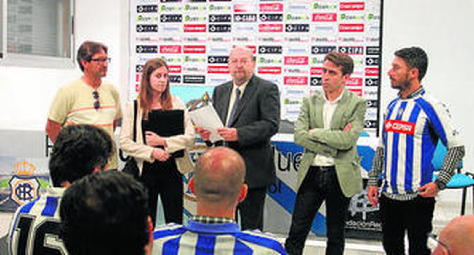 Cristina Trespalacios, junto a Antonio Ramos y otros accionistas.