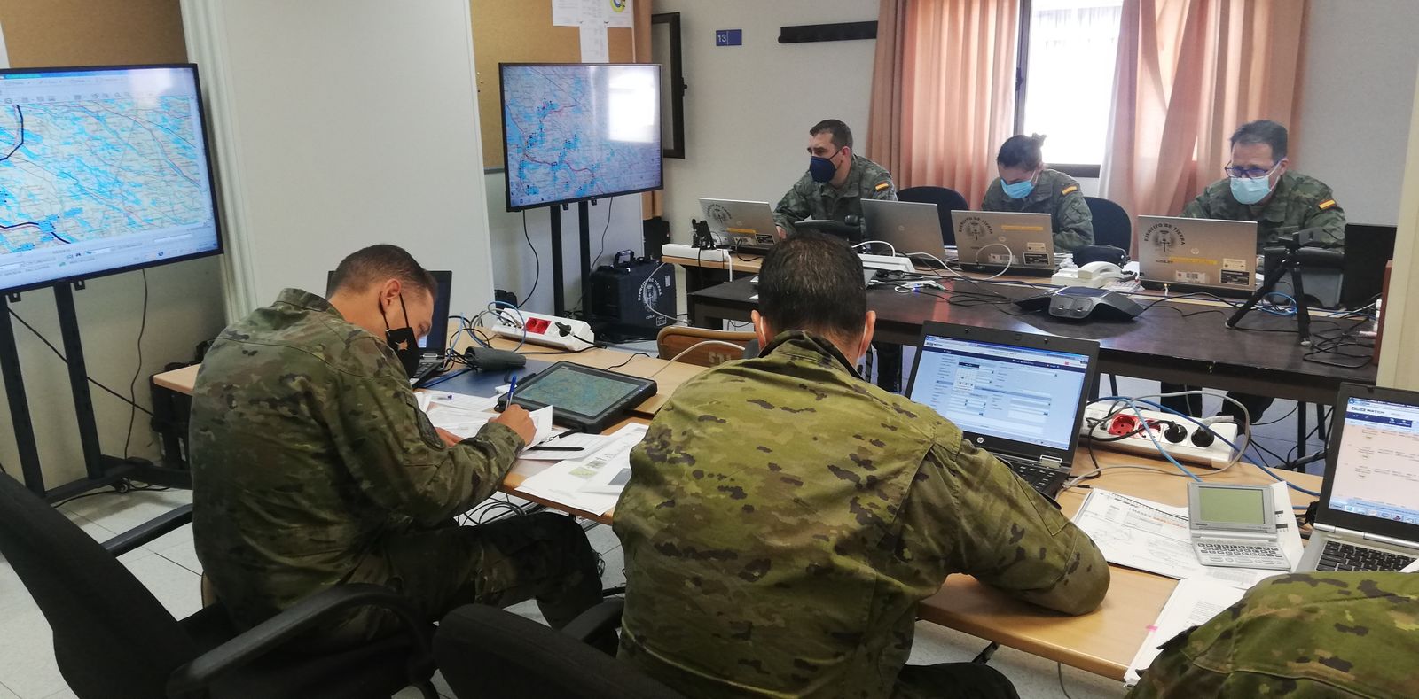 Efectivos de la BRI X realizan trabajos con el nuevo simulador.