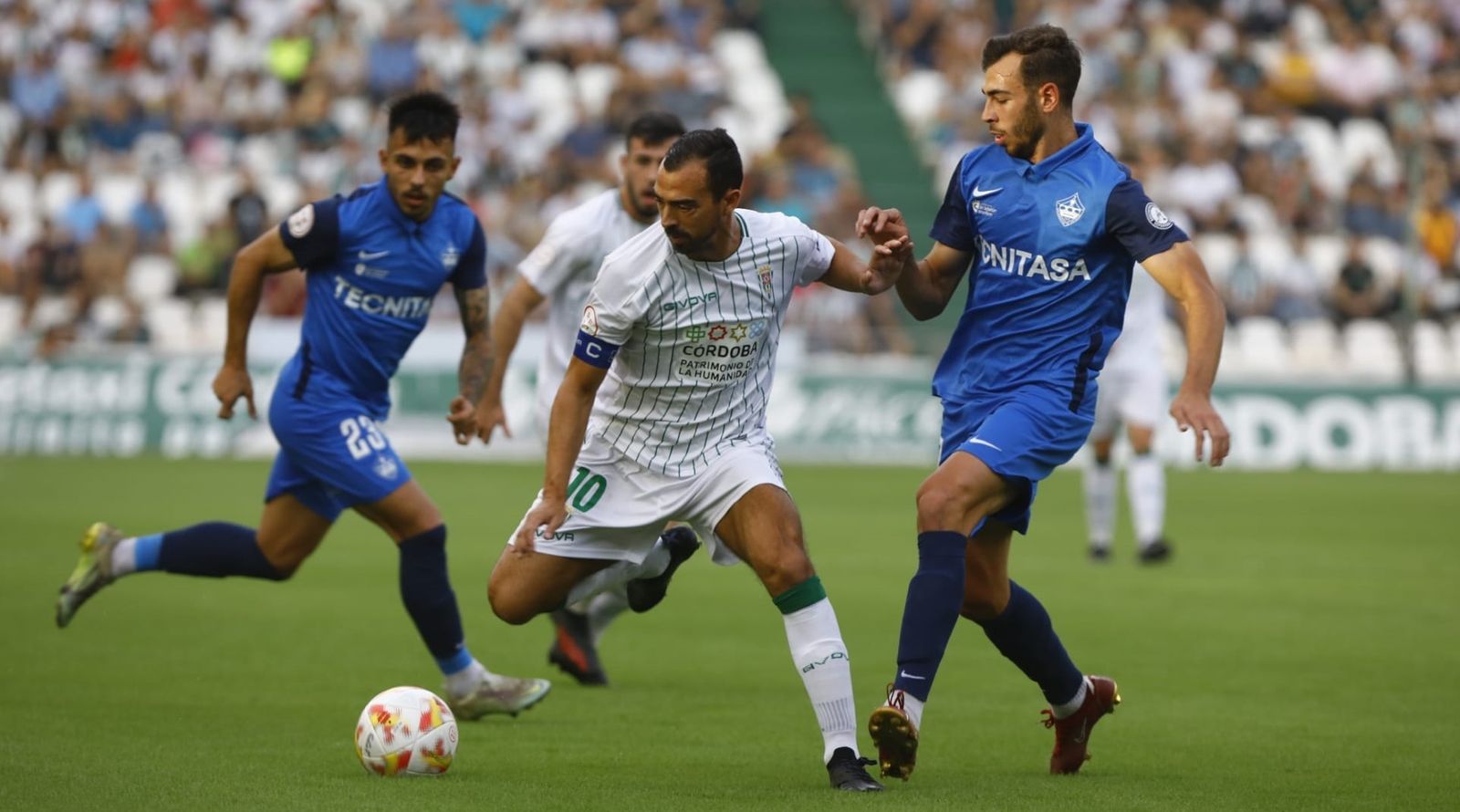 De las Cuevas es presionado por dos jugadores del Sanse.