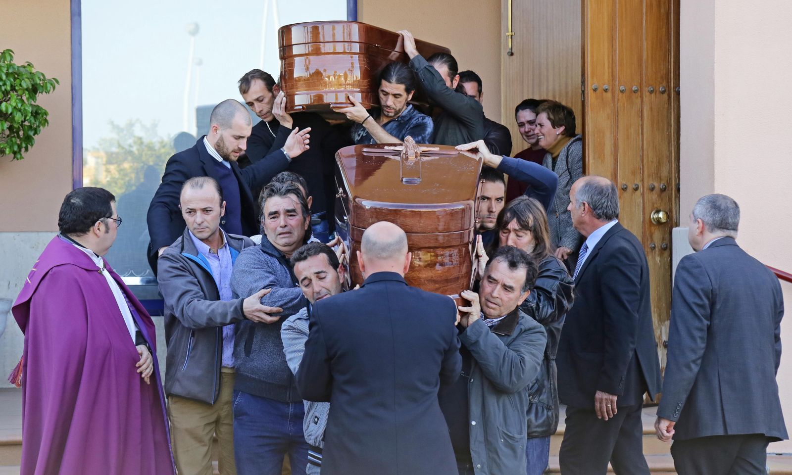1. El matrimonio fallecido fue enterrado en la tarde de ayer en el cementerio municipal; antes se celebraron las exequias en el tanatorio jerezano. 2. Familiares y amigos acudieron en masa para despedir a los fallecidos. 3. La familia de la joven fallecida decidió velar el cuerpo en un tanatorio de Cádiz; sus restos fueron incinerados en Chiclana.
