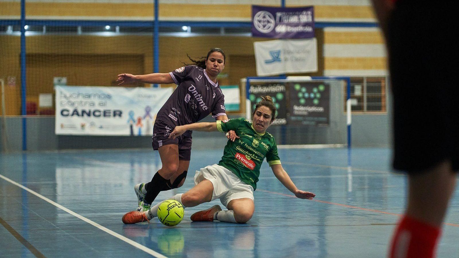 Ame Romero se tira al suelo para frenar un ataque de Judith Pedreira.