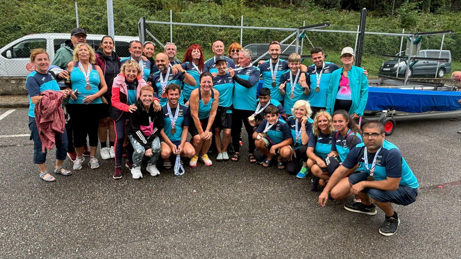 Componentes del Club de Piragüismo Los Troncos posan al término de una competición en la que participaron durante el pasado año.