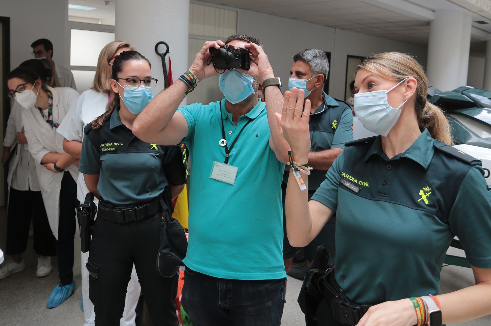 Imágenes de la exhibición de la Guardia Civil en el Hospital Juan Ramón Jiménez con motivo del 35 aniversario de la incorporación de la mujer