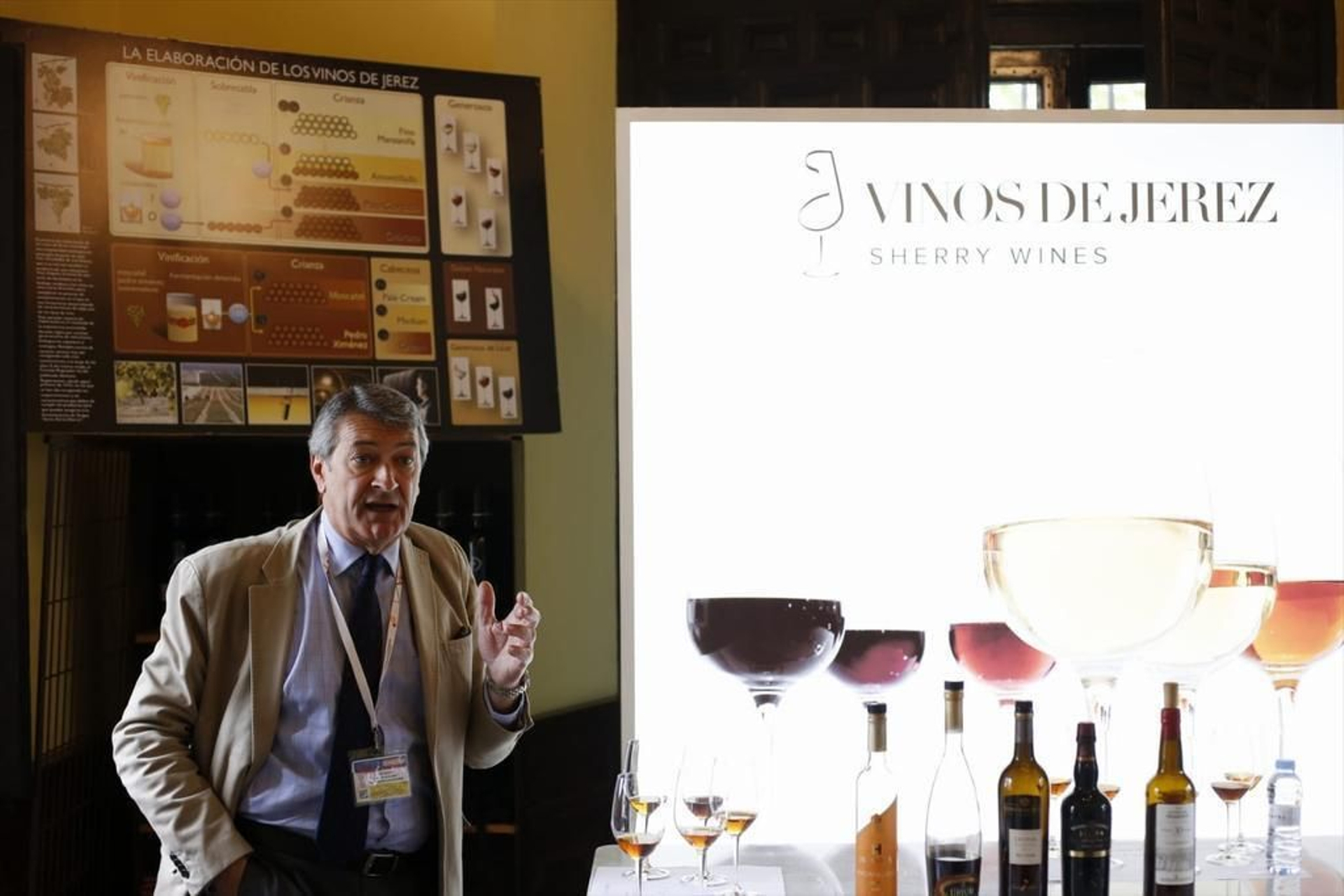 El presidente del Consejo Regulador en una acción promocional de los vinos de Jerez.