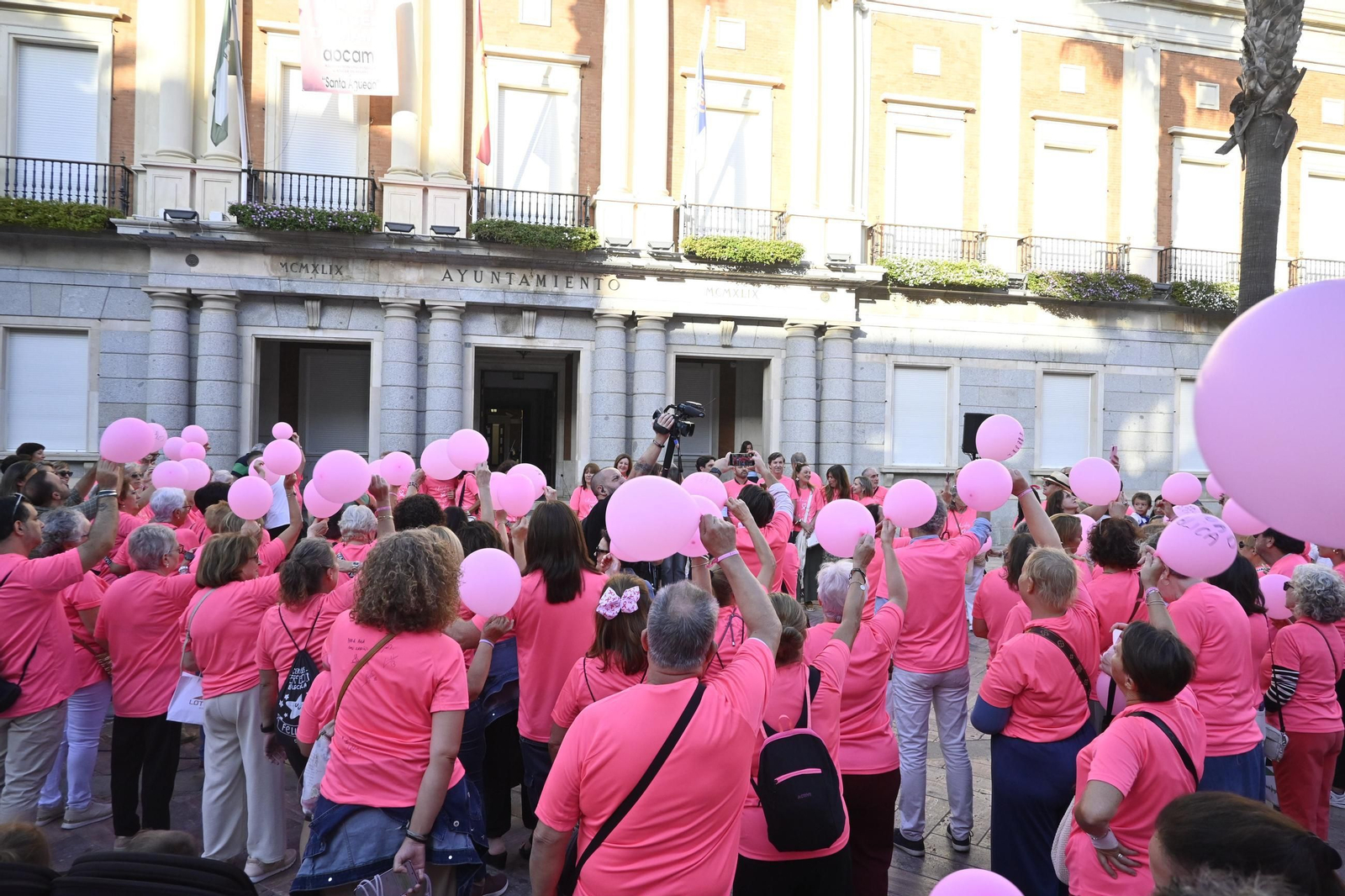 Cadena humana del día internacional del cáncer de mama