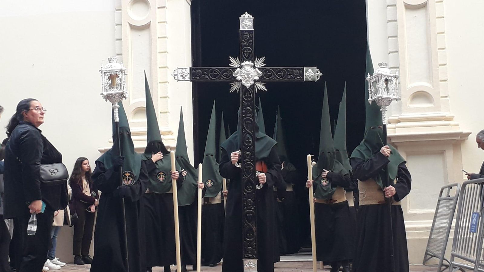 La Soledad sale de la Parroquia de la Concepción.