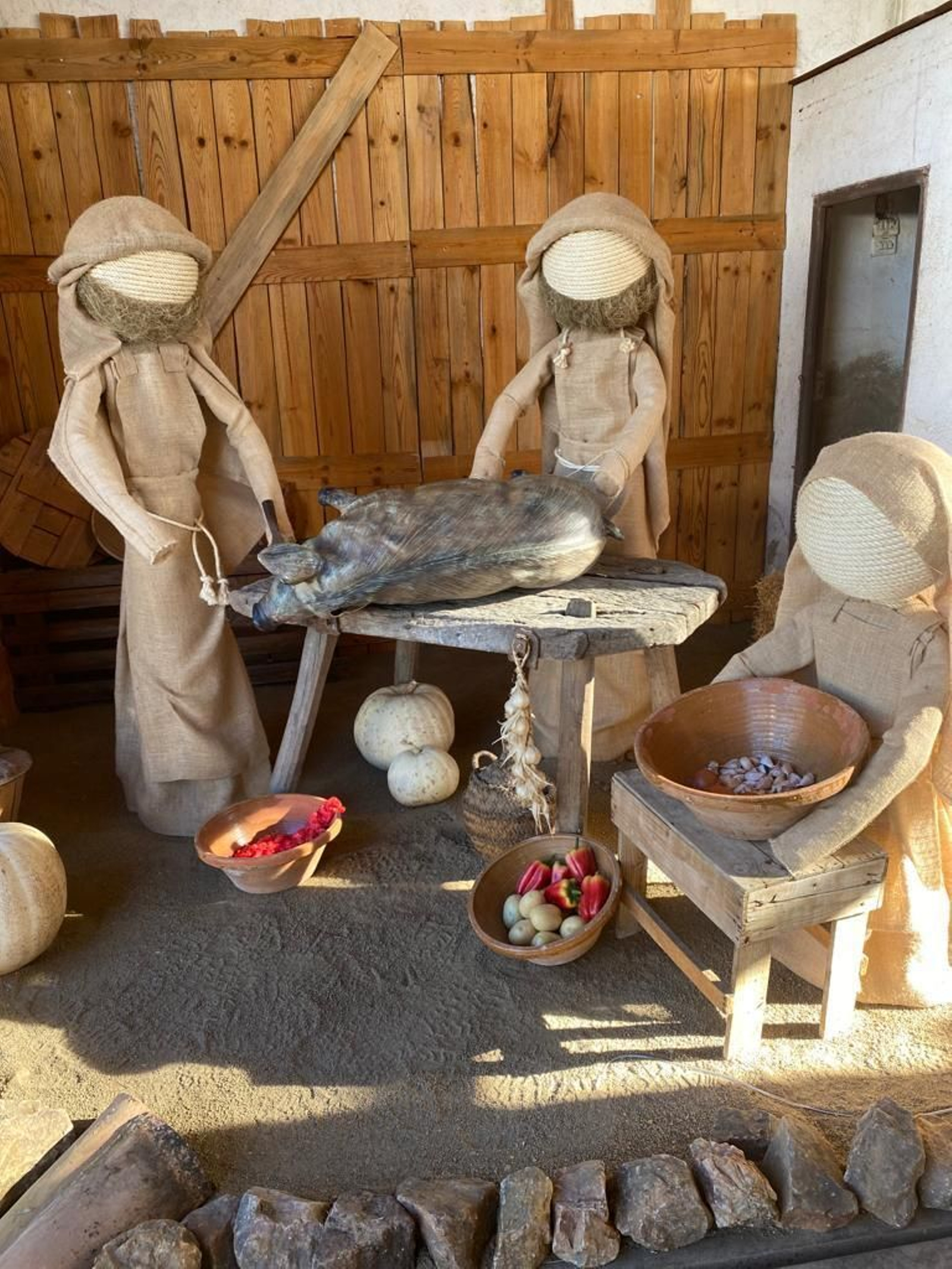 Un recorrido en fotografías por el gran belén artesanal de Los Blázquez