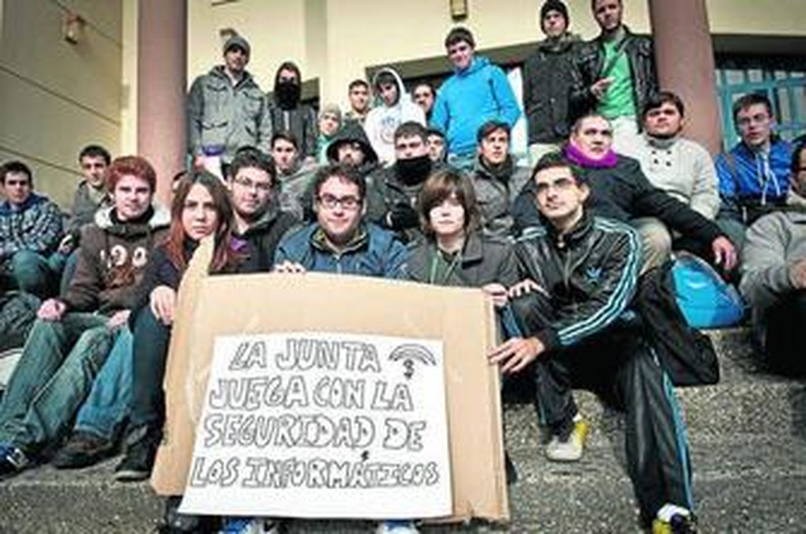 Los alumnos de informática del IES Rafael Alberto se concentran a las puertas del centro.