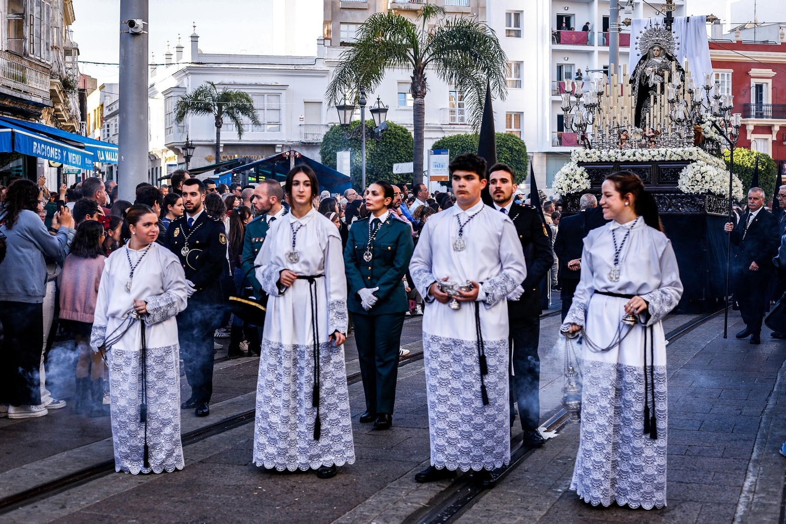 Imágenes de la salida de la Soledad en la Semana Santa de San Fernando 2025