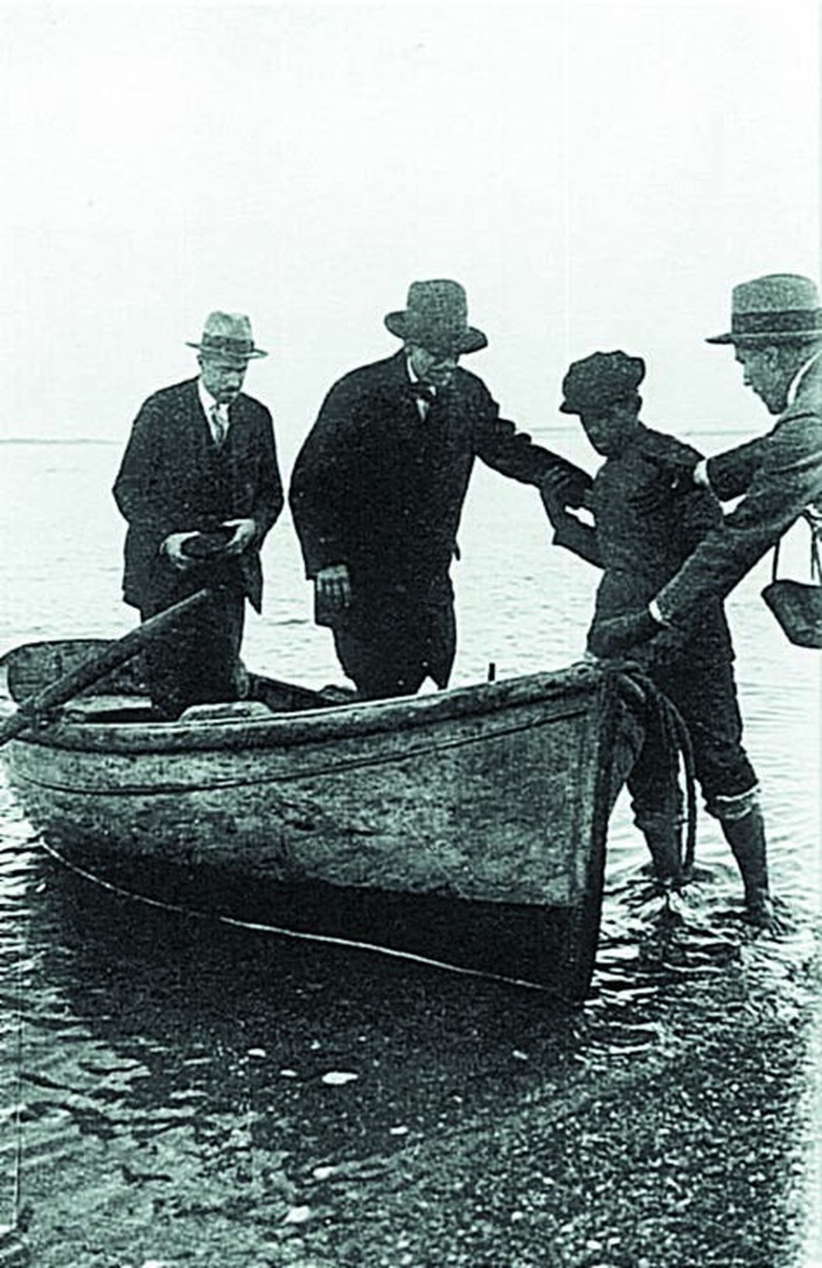 Manuel de Falla, a su llegada al Poblado de Sancti Petri en 1930.