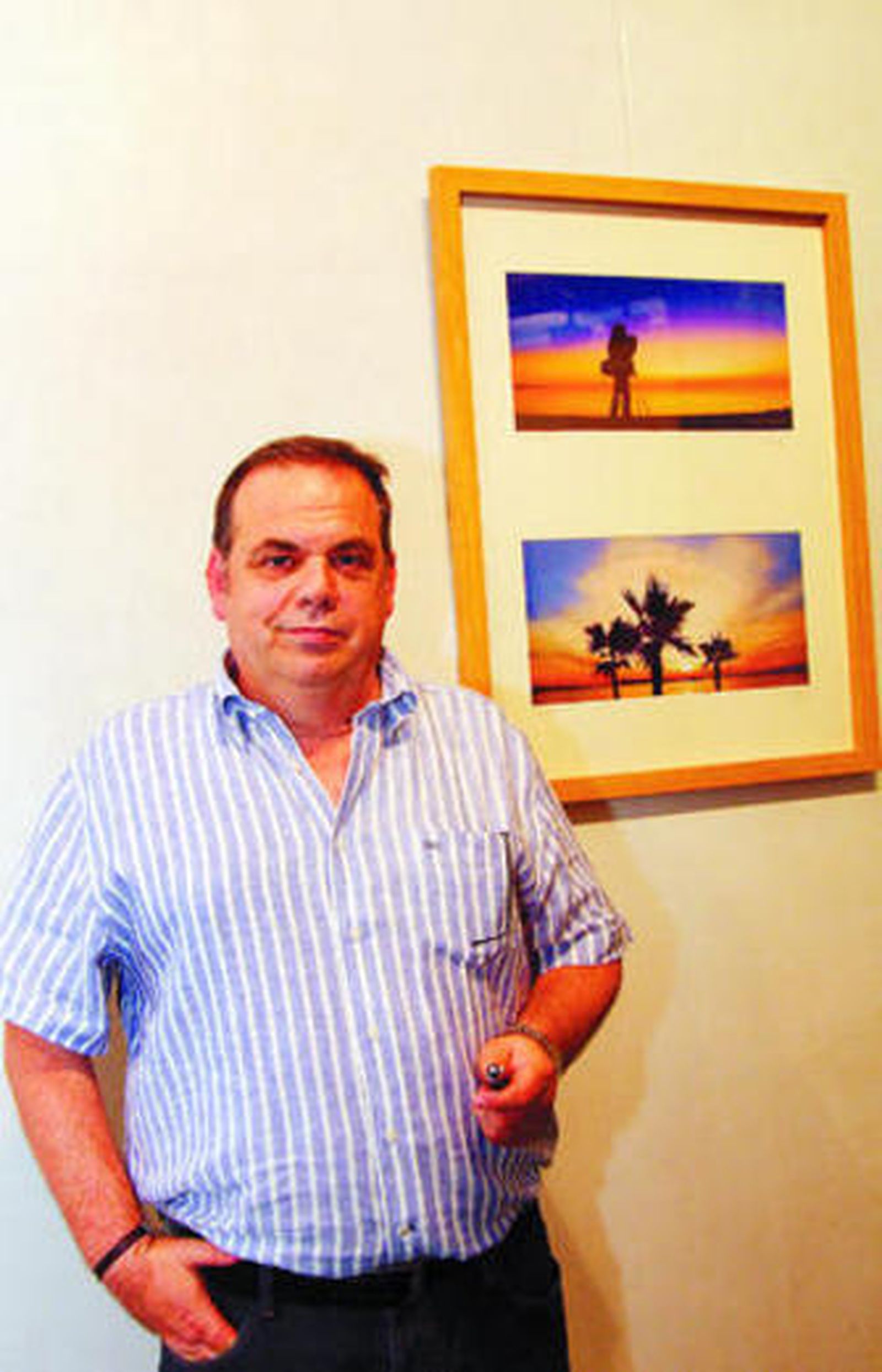 José Luis Rodríguez junto a algunas de sus fotografías.