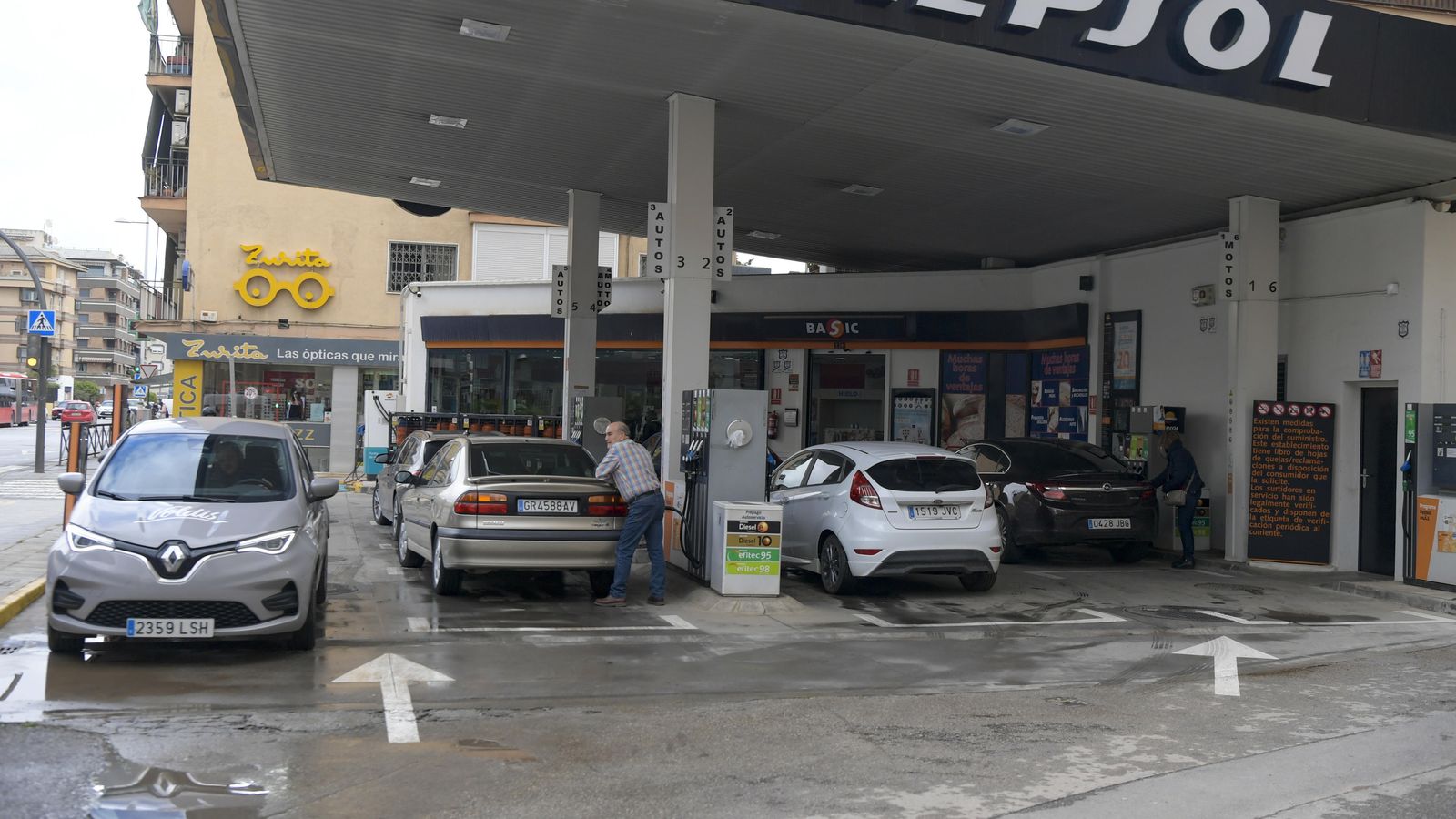 La mayoría de los coches aún tienen que pasar por la gasolinera.