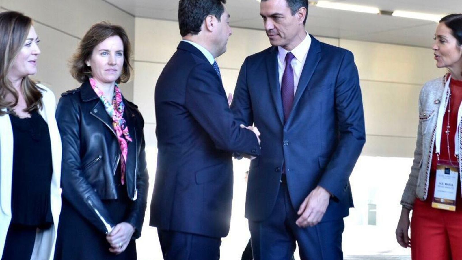 Juanma Moreno saluda al presidente del Gobierno, Pedro Sánchez.
