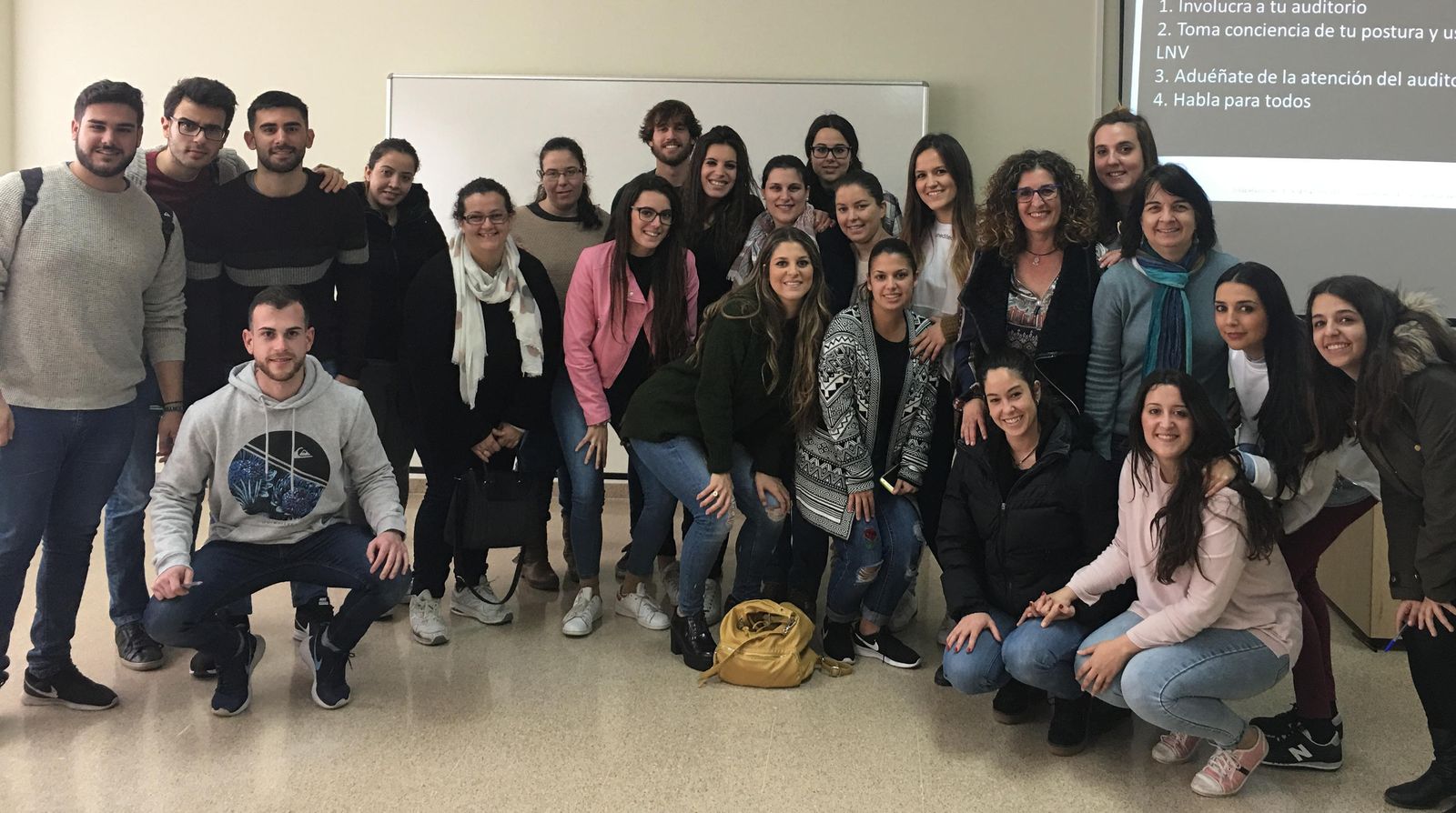 Estudiantes de Ciencias del Trabajo de la UHU con Lola Pelayo.