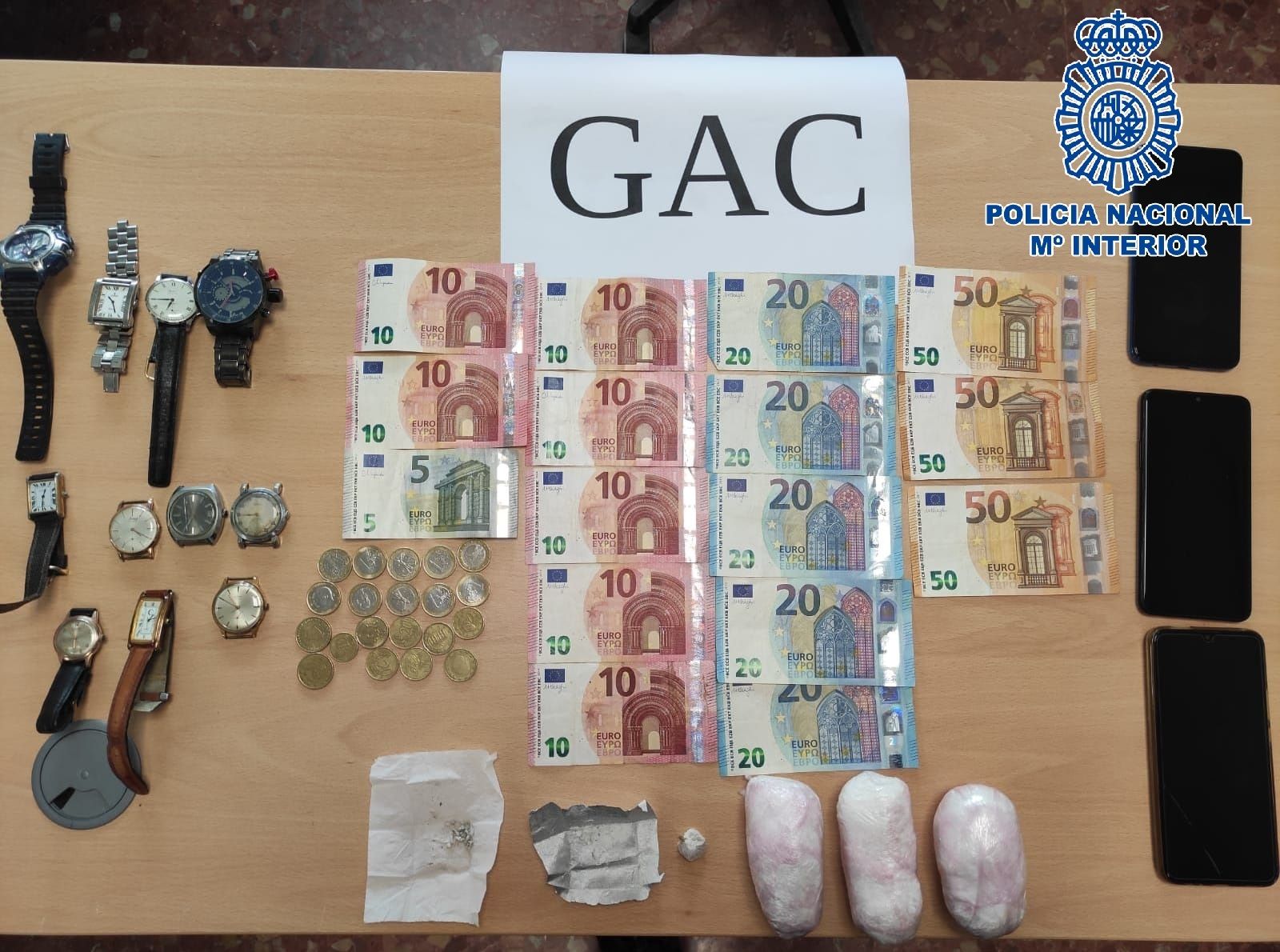 La droga y los objetos intervenido al detenido en Cádiz por la Policía Nacional.