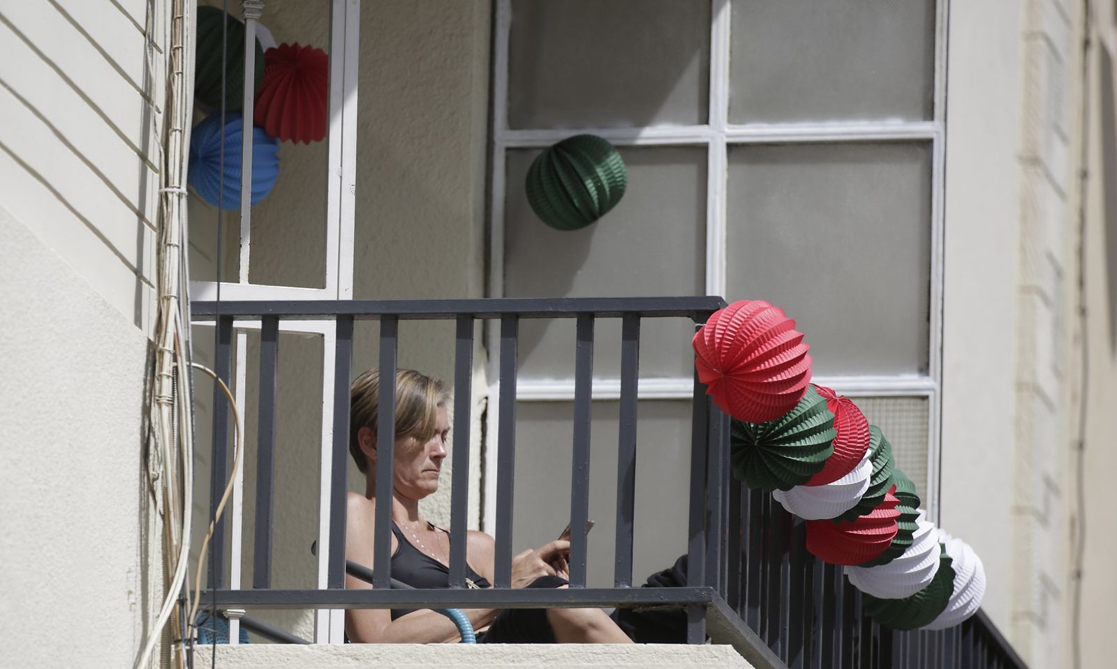 Mantones y farolillos en los balcones