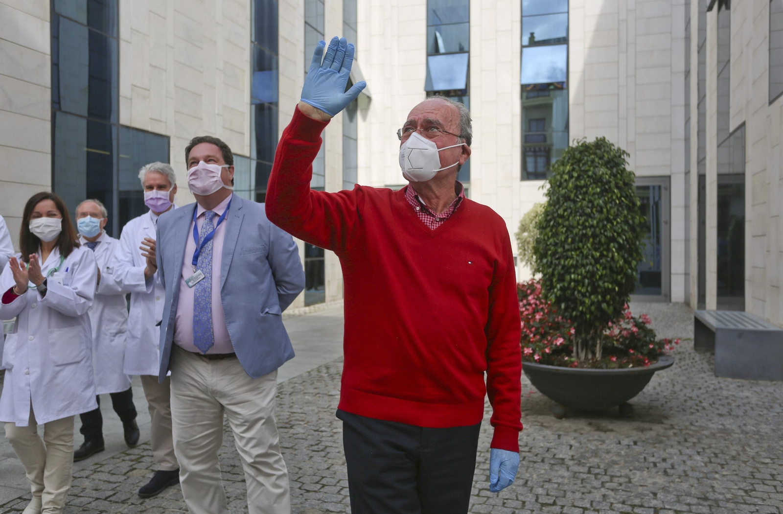 Las fotos del alcalde de Málaga a la salida del hospital junto al equipo médico