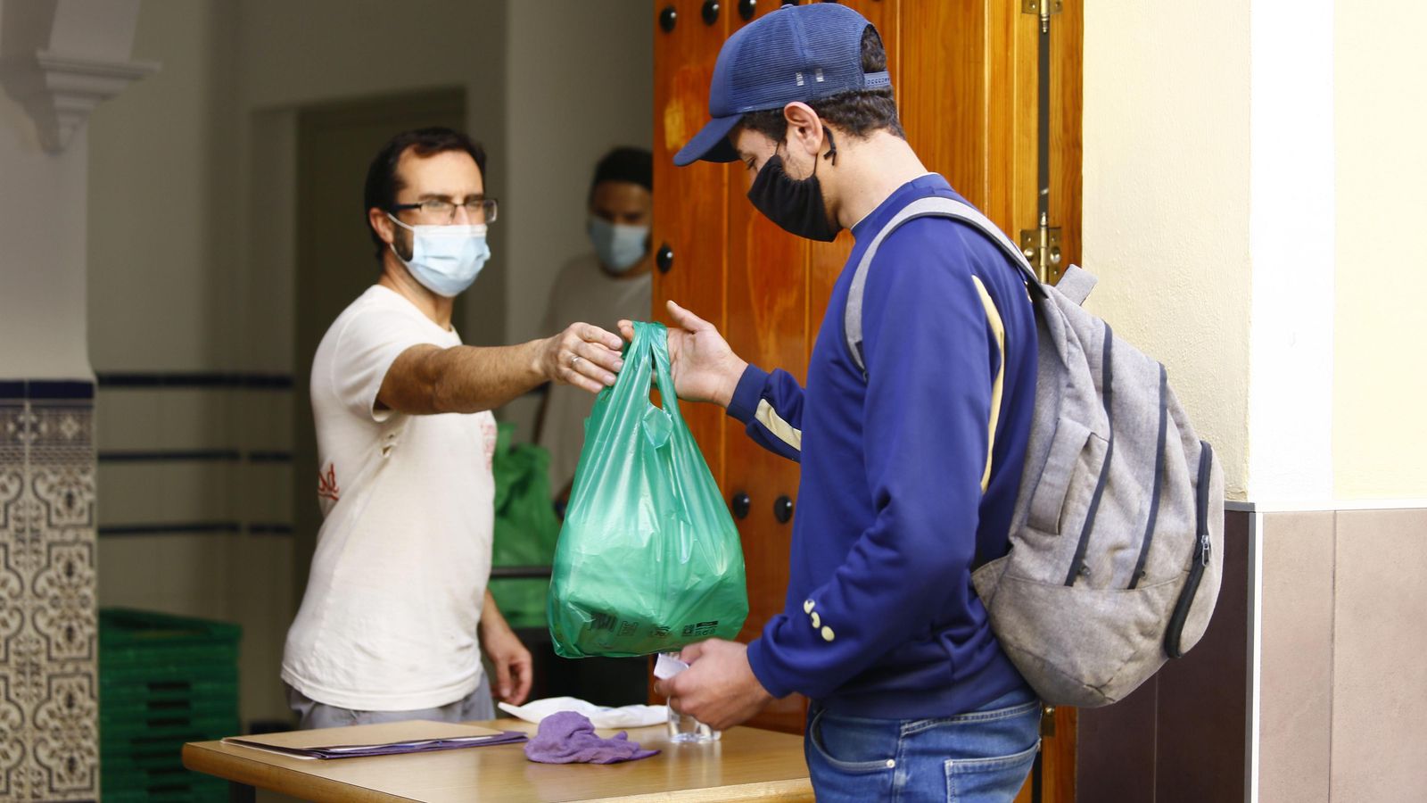 Entrega del menú para el almuerzo y la cena.