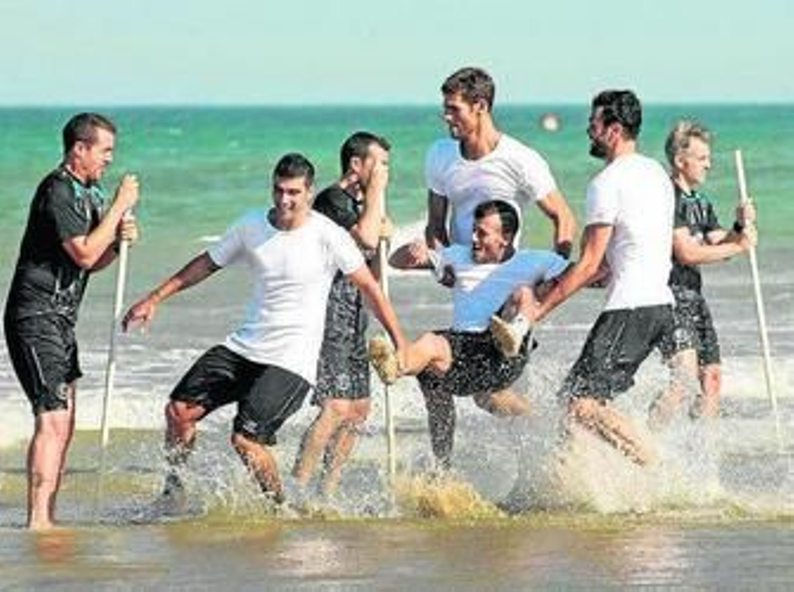 El técnico Pablo Villanueva vigila a Reyes, Fazio, Figueiras e Iborra.