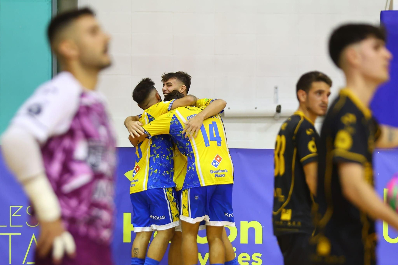 El Virgili celebra un gol ante la decepción de los jugadores del conjunto murciano.