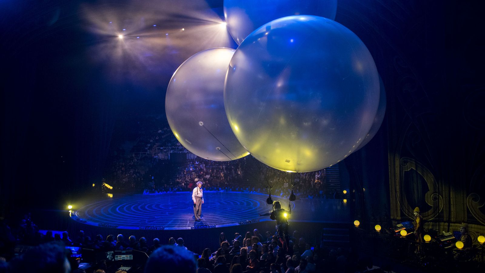 Un momento del número 'El baile de helio' donde una mujer vuela las cabezas del público.