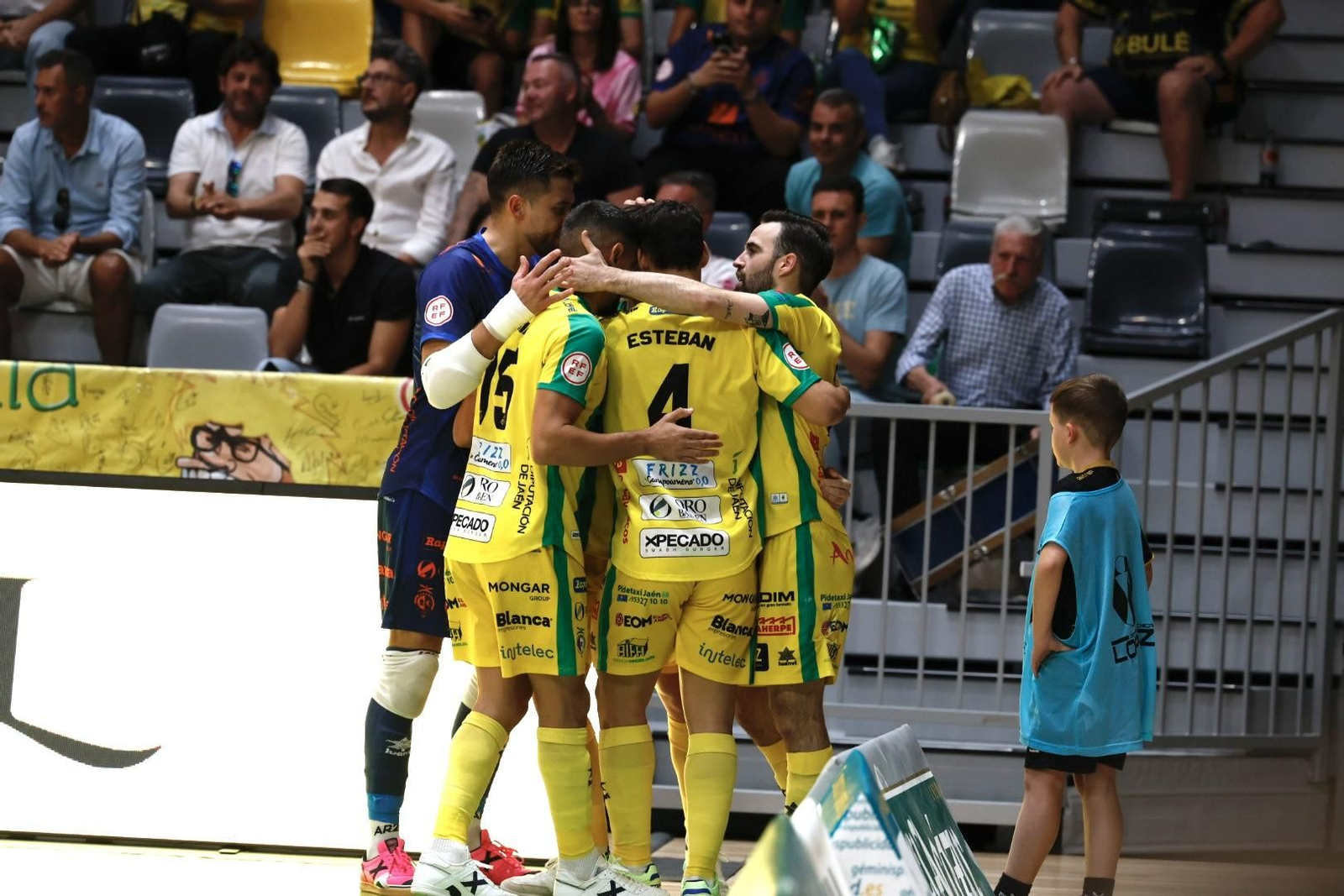 El quintero amarillo celebra uno de los siete goles anotados.